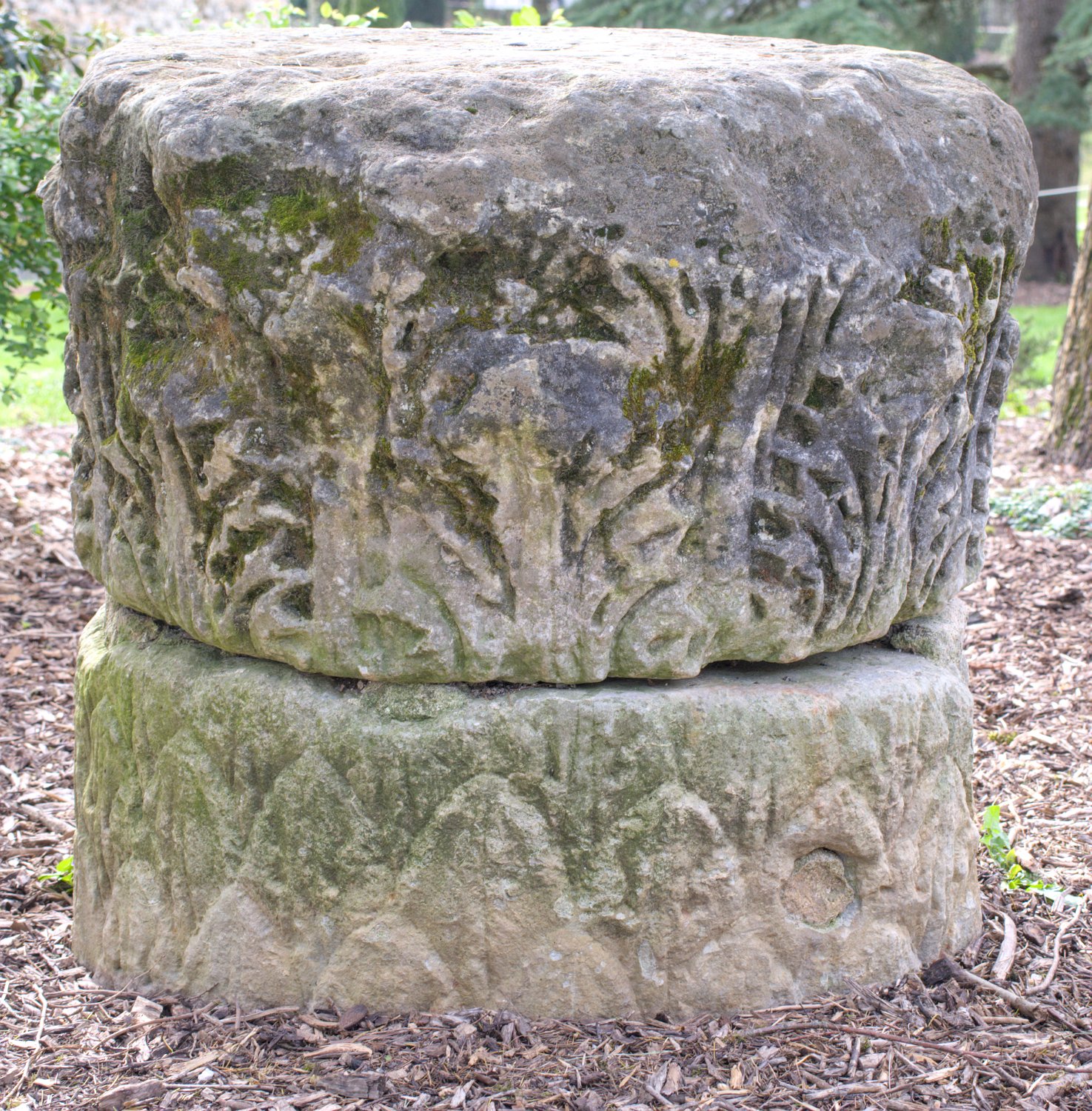 Vestige de colonne dans le jardin de Vésone