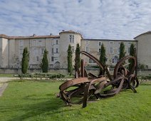 Centre national de la préhistoire dont la façade est construite sur l'ancien rempart  Ce bâtiment s'apelle maison Feroilh et est l'ancien évéché
